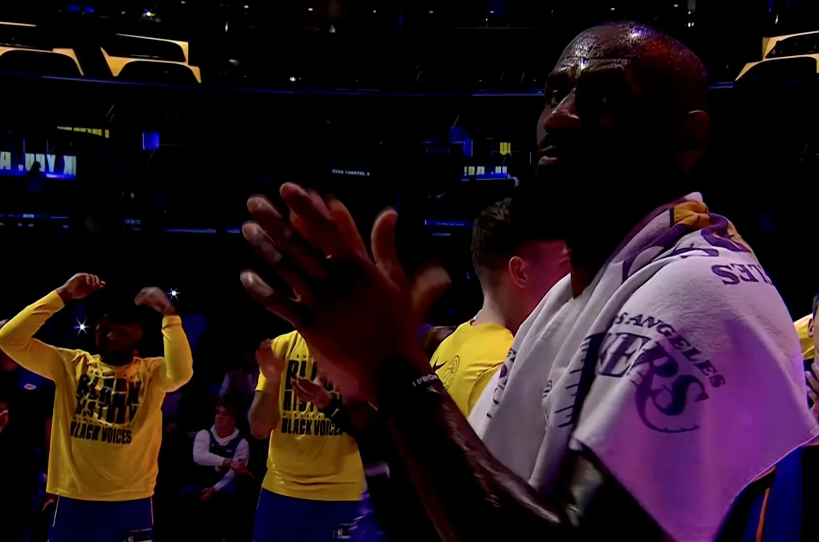 开云棋牌-持续失利首场状态出色，澳大利亚队观众沸腾！，浓眉哥重返赛场热度持续攀升-开云棋牌