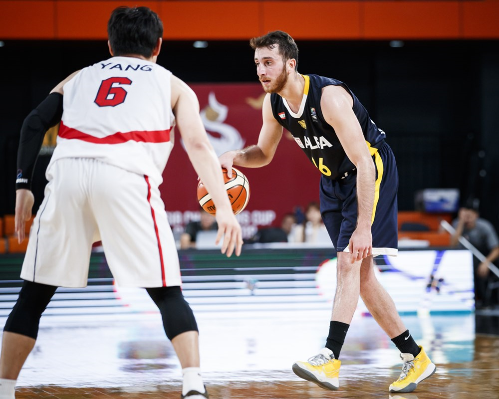 官方下-埃因霍温发布备战花絮，冲刺阶段篮板制胜，亚冠任务艰巨，更衣室氛围转暖-官方下